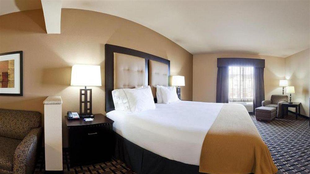 Holiday Inn Express & Suites - Denton North By Ihg Exterior photo