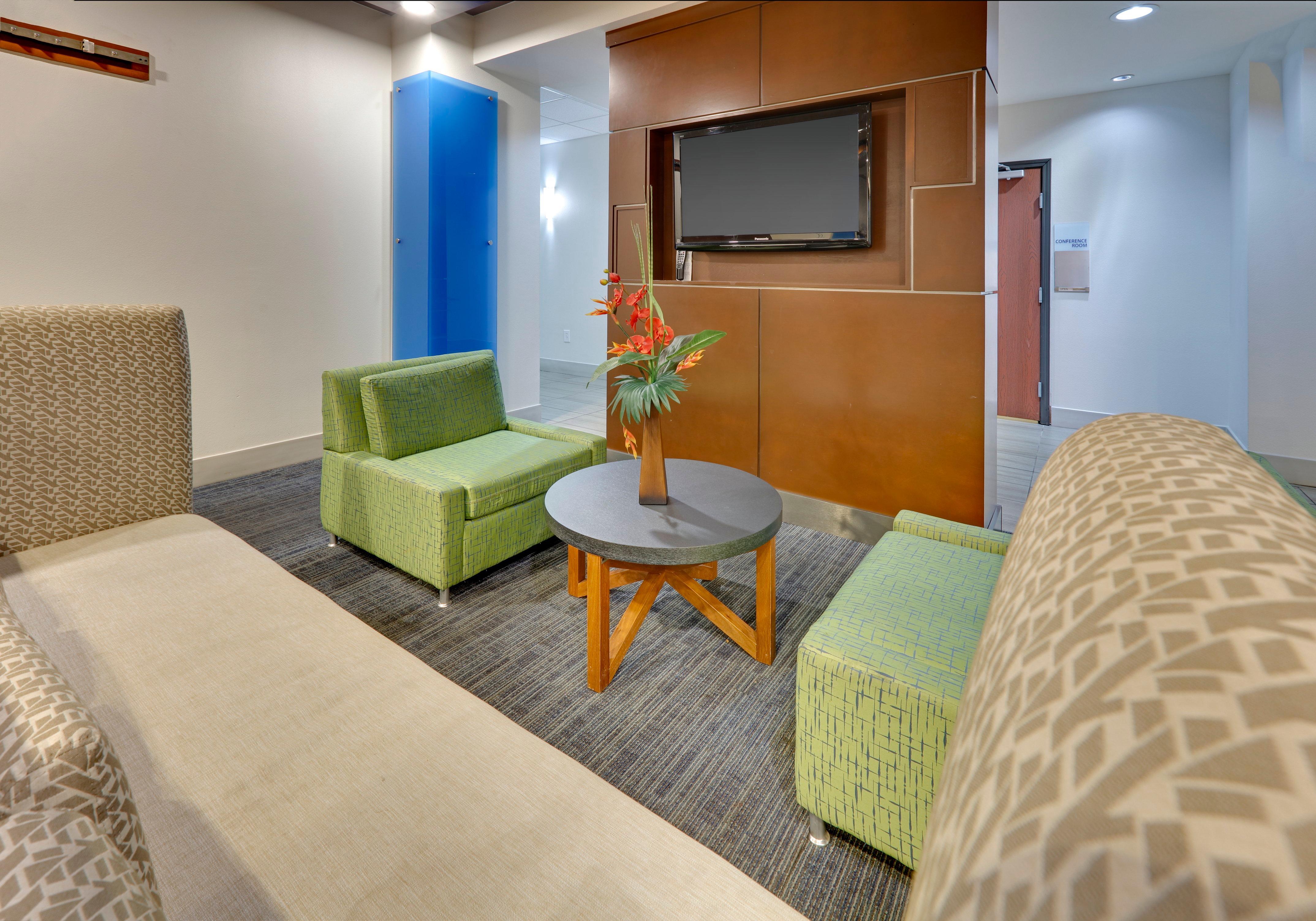 Holiday Inn Express & Suites - Denton North By Ihg Exterior photo