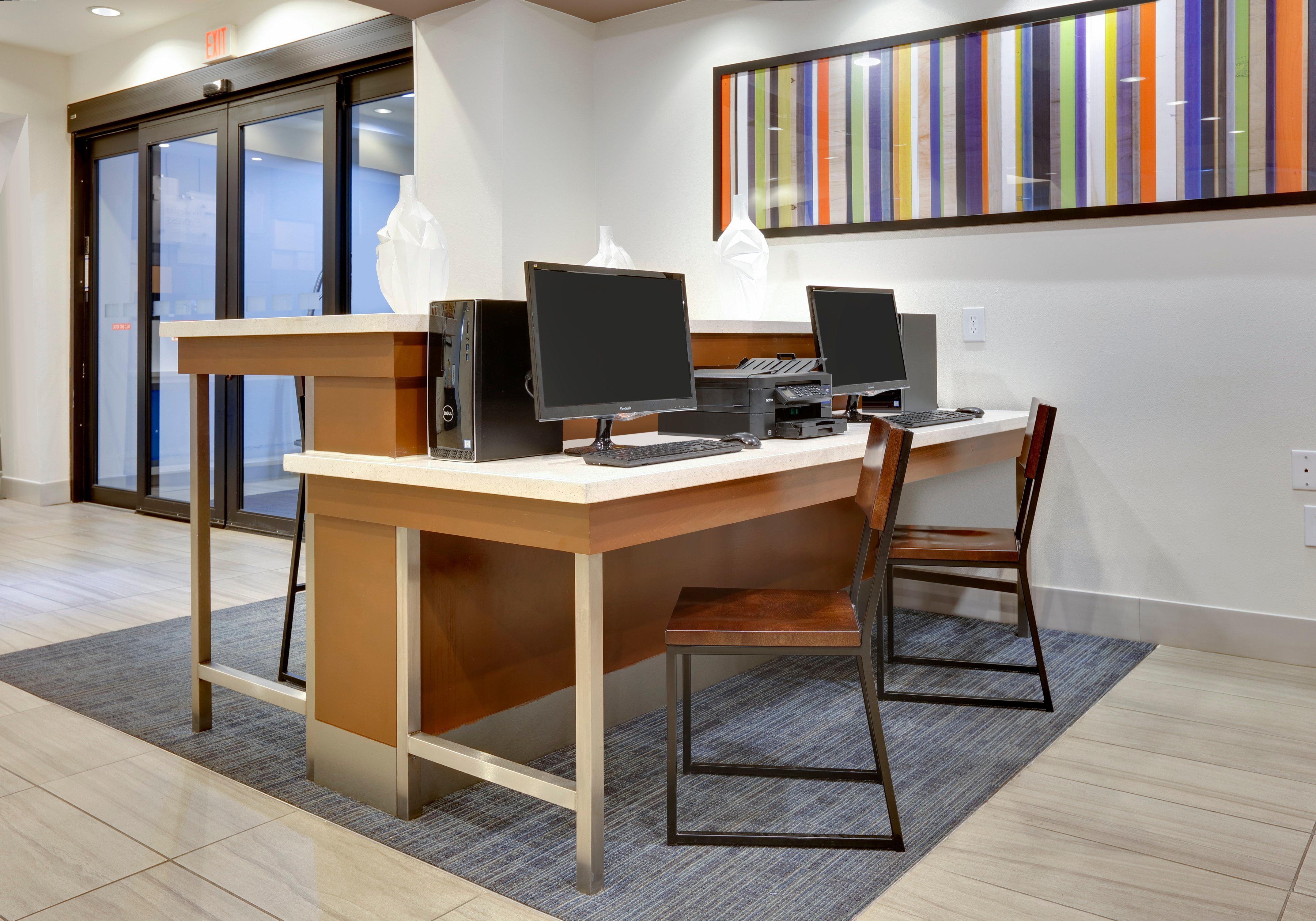 Holiday Inn Express & Suites - Denton North By Ihg Exterior photo