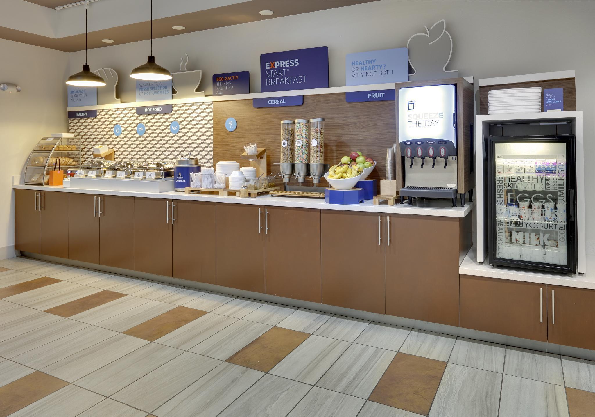 Holiday Inn Express & Suites - Denton North By Ihg Exterior photo