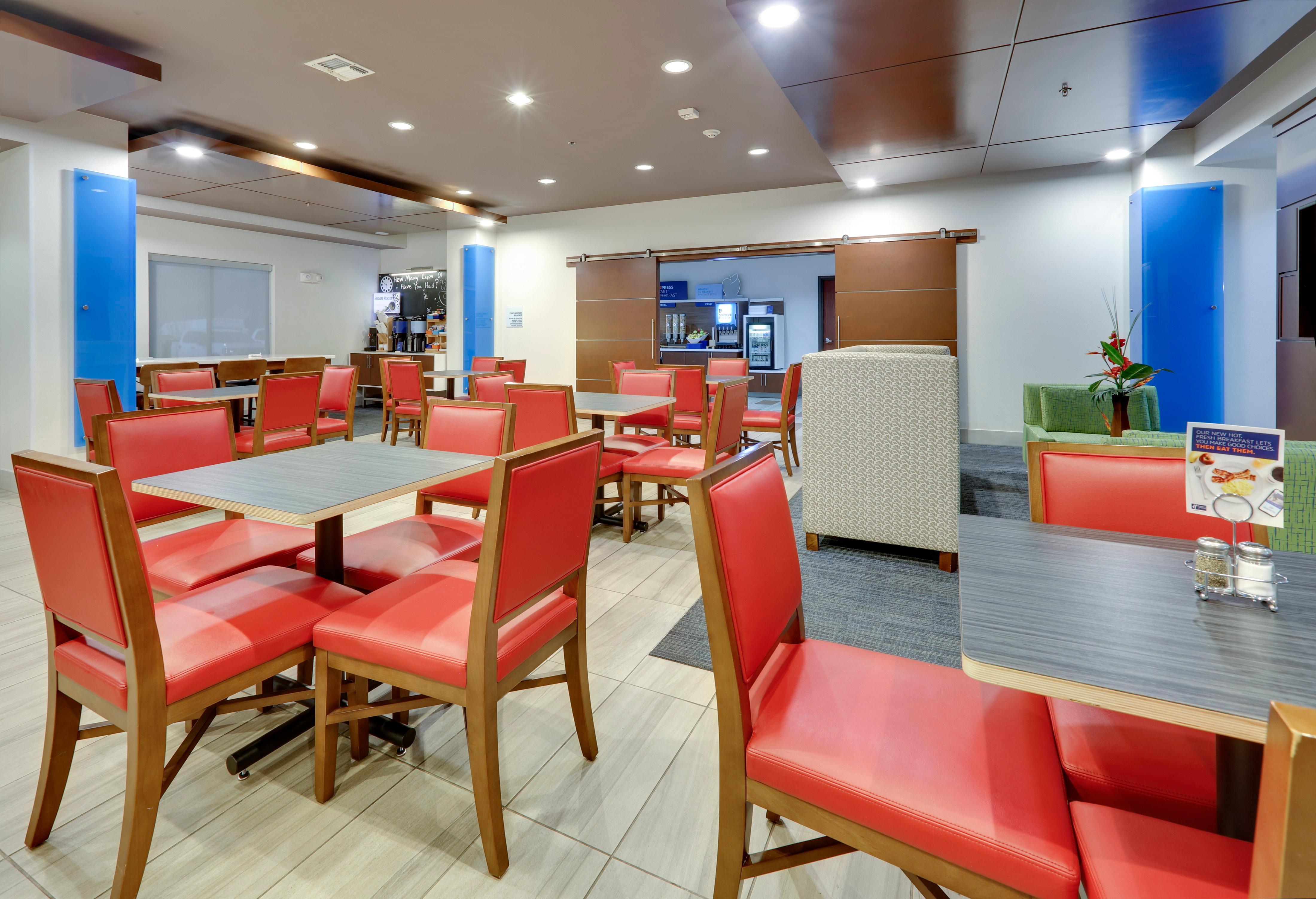 Holiday Inn Express & Suites - Denton North By Ihg Exterior photo