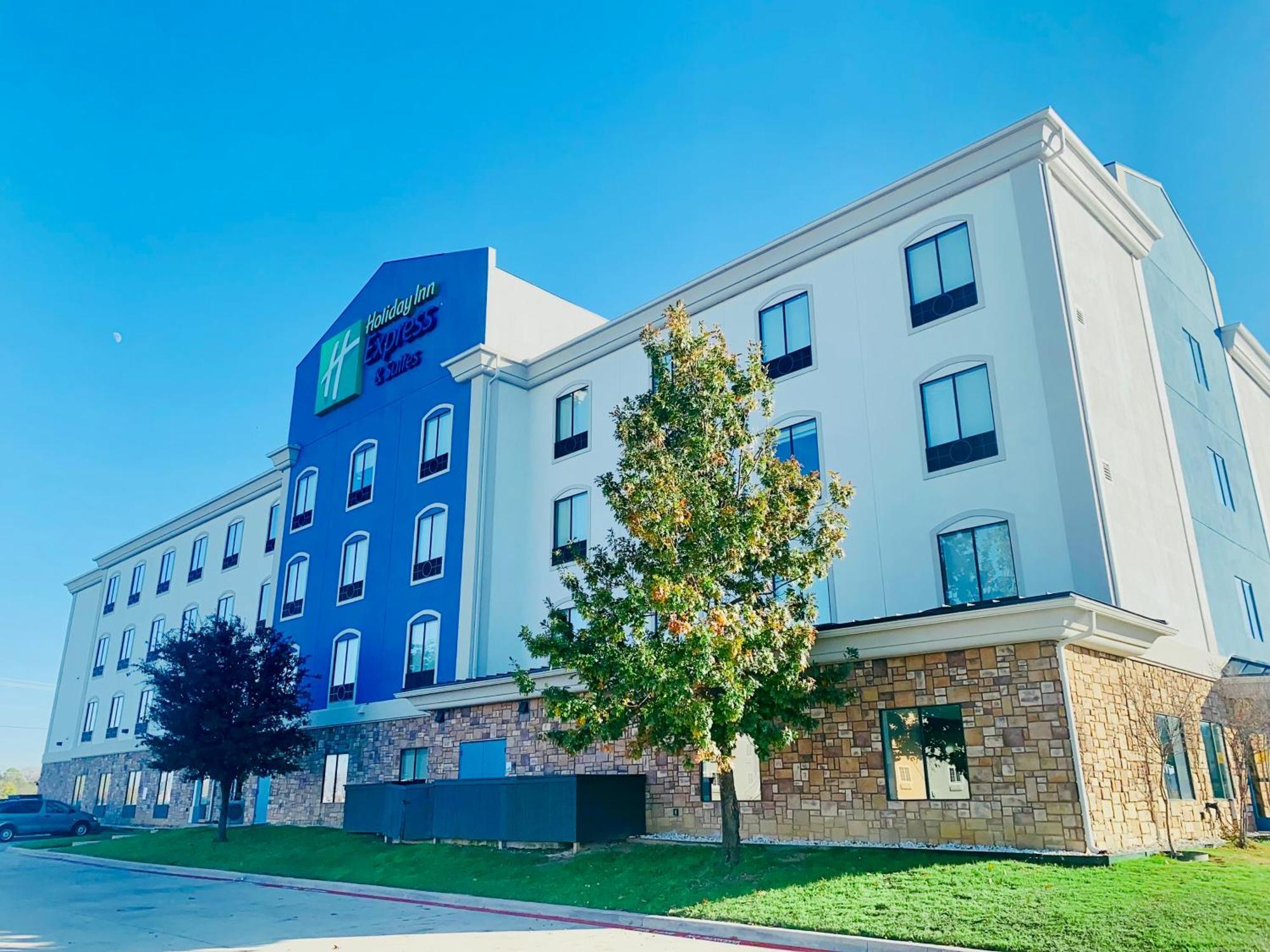 Holiday Inn Express & Suites - Denton North By Ihg Exterior photo