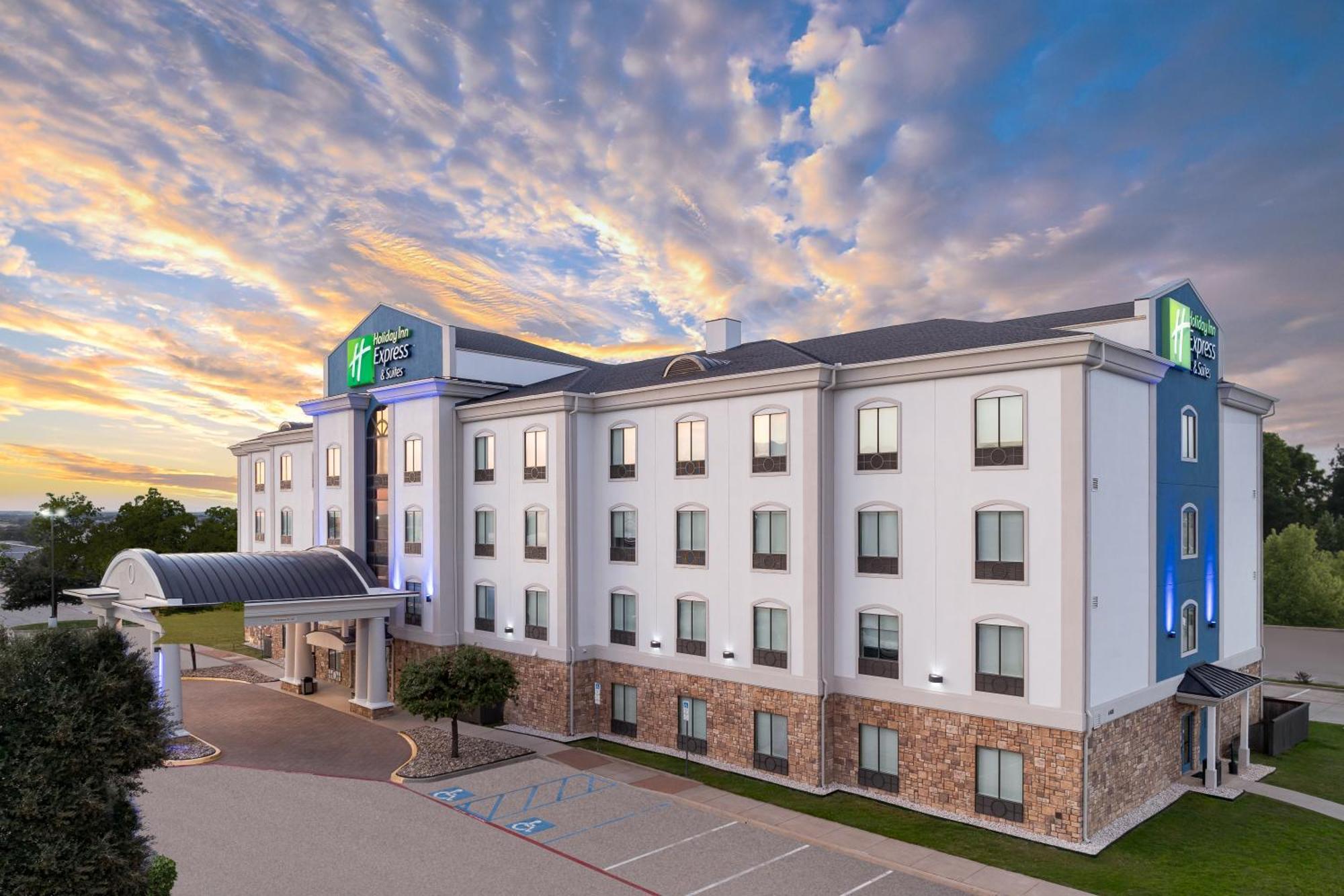 Holiday Inn Express & Suites - Denton North By Ihg Exterior photo
