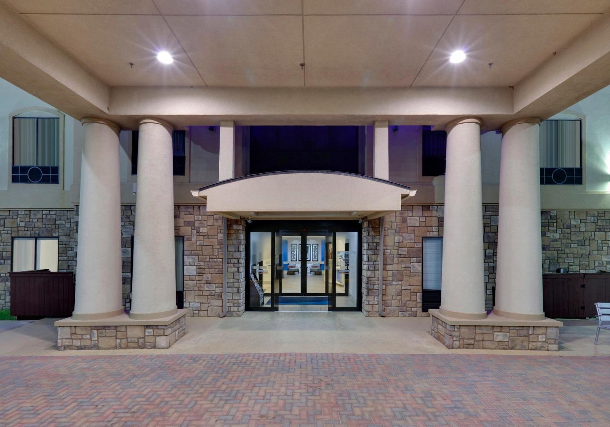 Holiday Inn Express & Suites - Denton North By Ihg Exterior photo