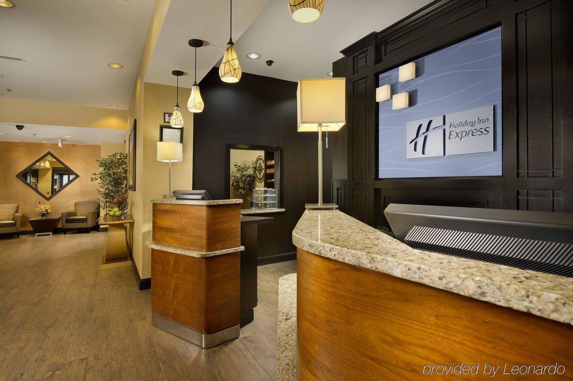 Holiday Inn Express & Suites - Denton North By Ihg Exterior photo