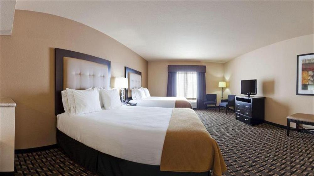 Holiday Inn Express & Suites - Denton North By Ihg Exterior photo