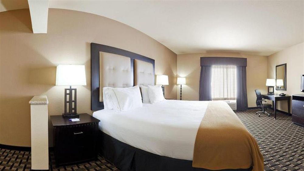 Holiday Inn Express & Suites - Denton North By Ihg Exterior photo