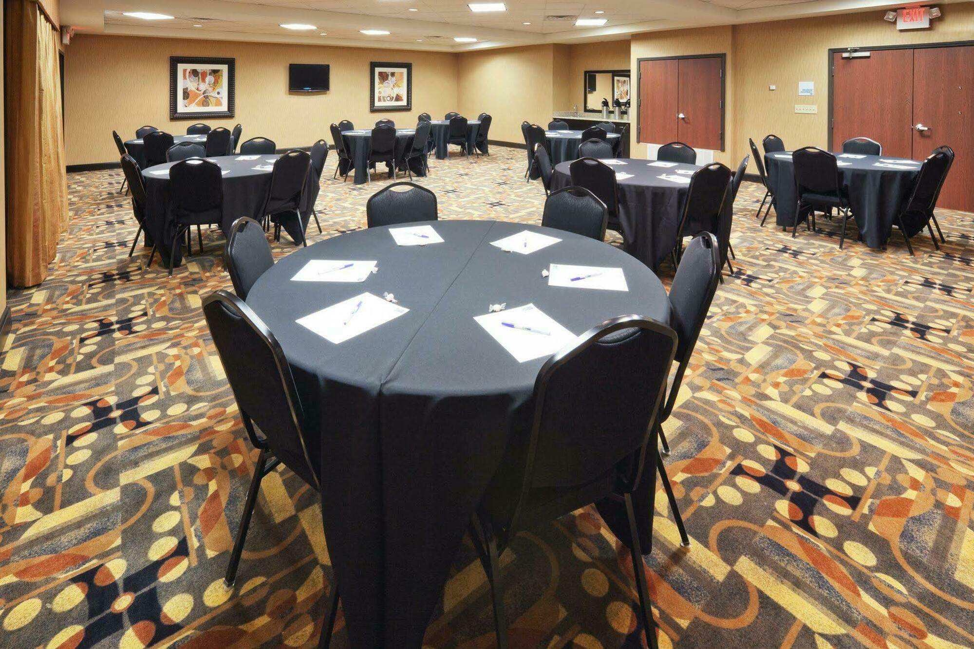 Holiday Inn Express & Suites - Denton North By Ihg Exterior photo