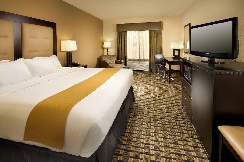Holiday Inn Express & Suites - Denton North By Ihg Exterior photo