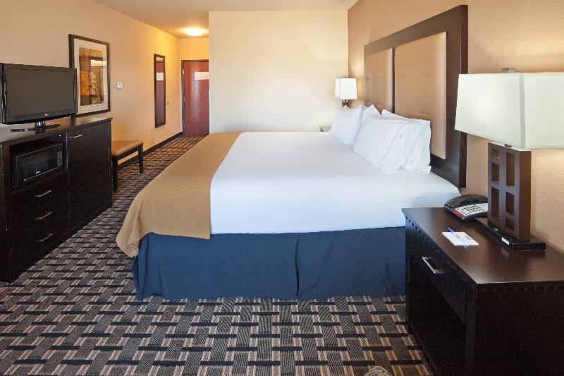Holiday Inn Express & Suites - Denton North By Ihg Exterior photo